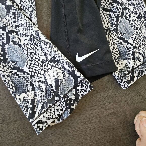 Nike PRO Womans 3/4 Length Capri Leggings Lot Of 2 Running Pants Workout - Picture 3 of 8